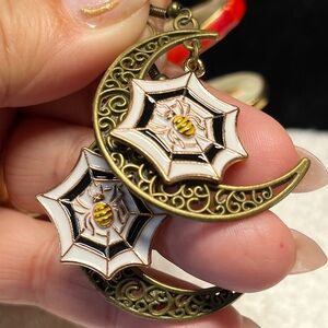 2/22 🌗🦇cute spider web and moon earrings betsey Johnson style Nwt